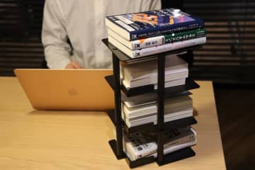 これでデスクの積読（つんどく）もスッキリ！　「積読ホルダー」で可視化 × 読書実行