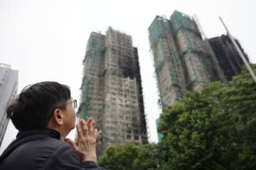 香港火災1カ月、市民が追悼　究明進まず、「責任取れ」