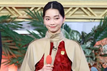 「美人やな！」有馬記念抽選会に降臨した“いま最も旬な人気女優”に反響「赤のドレス素敵」「めっちゃ小顔で可愛いかった」