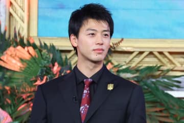 “話題ドラマ主演の人気俳優”が有馬記念抽選会に登場！ ネット騒然「爽やかイケメン」「引きが強すぎ」