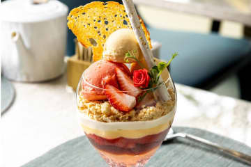 アルマーニ / カフェ 表参道の「苺×ローズ」パフェ、甘酸っぱい苺マリネ×ローズゼリーを重ねて