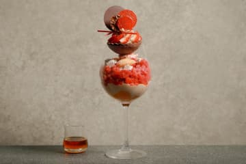 アマン東京のフレッシュ苺パフェ、丸ごと苺タルトや“苺×サングリア”のグラニテをレイヤード