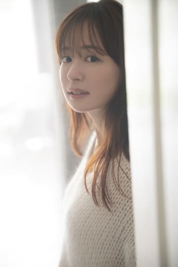 皆藤愛子がオーストラリアで見せた素顔　16年ぶりの写真集『grazing』