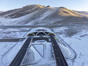 新疆に世界最長高速道路トンネル開通　全長２２・１３キロ