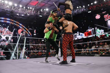 クリスマス小道具が凶器に…海外プロレス“男女混合カオス・デスマッチ”がツッコミどころ満載の展開に