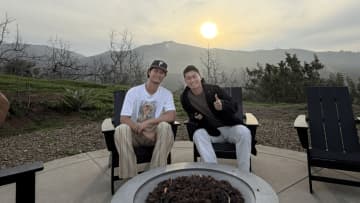 ダルビッシュ有、青木宣親とキャンプ場でまったり2ショット「ファイターズ愛を感じる」「半袖で寒くないんですか」