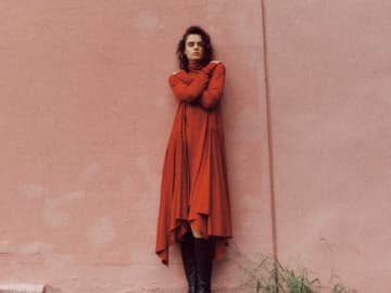 「ワンピース以上でドレス未満」 着るだけでスタイル良く見える「特別なニット」