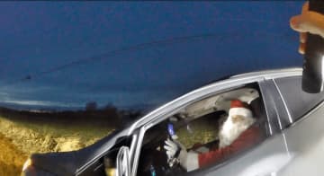 【珍】スピード違反の車を停止→まさかのドライバーは赤い服と白ひげの…「急ぐのも仕方ない」「もしプレゼントが遅れたら…」