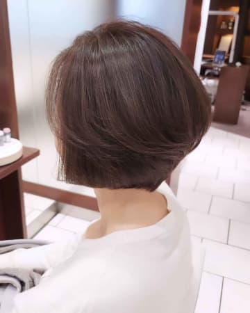 頑張ってない感が素敵！！【50代】が無理せずこなれる♡「白髪ぼかしボブ」