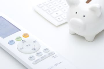 エアコンの暖房、1度上げたら電気代はどれくらい増える？適切な温度設定や部屋を暖める生活術も
