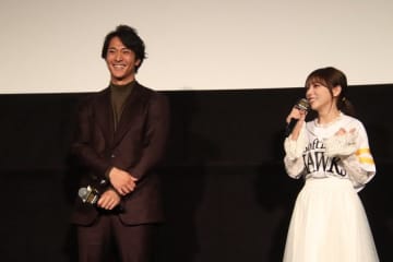 美人女優が“急接近”「すごく緊張」　鷹28歳、ユニ姿に赤面「どういう顔して見ればいいか」