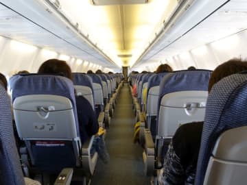 機内で「前の座席を押しまくる子ども」の親に注意したら悲劇が……。我慢できない飛行機マナー