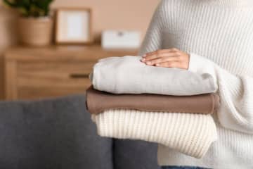 気づかないうちに「地味見え」！40代の冬ファッションNGコーデ3選