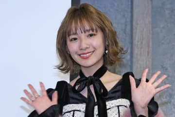 浅川梨奈が２０２６カレンダー発売　共演した波瑠の結婚に「変な声が出ました」