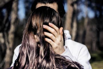 髪を触る男性心理とは？触り方や場面でわかる【脈あり・本気度】の見分け方