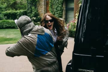 「ビジュアル見た瞬間鳥肌止まらん」「夢の競演」エマ・ストーンの丸坊主姿も超話題！『ブゴニア』場面写真