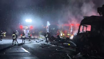 関越道で多重事故…少なくとも21人けが　トラックなど10台以上　車両火災で消火活動続く