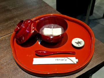 大正12年創業『青山紅谷』の田舎汁粉と蕨餅はこだわりのおいしさ〜黒猫スイーツ散歩 原宿表参道編32〜