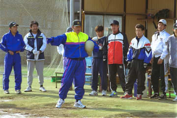 「五十肩かな？」三角巾姿のジャンボ尾崎さんがマスターズ初日に驚きの４アンダー発進