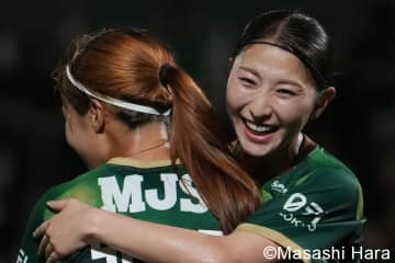 ｢酔っとるやん(笑)｣なでしこMF塩越柚歩、サンタ帽で“ほろ酔いピンクほっぺ”姿の匂わせ投稿に｢誰と一緒かな???｣の声も