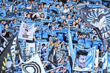 ｢やっぱり選手が着るとカッコよく見える｣J1川崎の2026新ユニフォーム”特別ムービー“公開で購買欲アップ!? 現役4選手着用で｢この4人は残留ってことでよろしい？ ｣