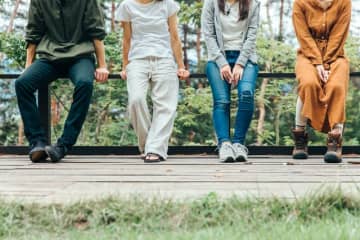 英語「among young people」の意味って？