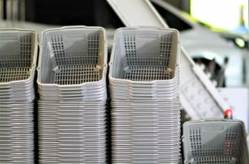 店員に万引きを疑われ「駐車場の真ん中で、すべての荷物を調べられました」 抗議するも、居直られ… 怒りの投稿【衝撃エピソード再配信】