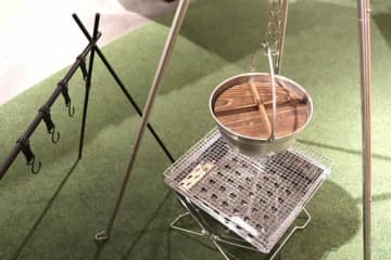 焚き火スタイルの「便利＆こなれアクセント」には、トライポットとツールラック！　ショップ店員に聞く