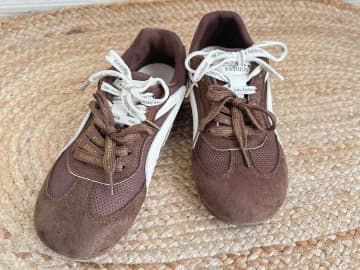 “2本使い”が今っぽい！【SHEIN】こっくりブラウンがおしゃれな「主役級スニーカー」