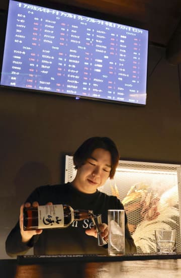 酒の料金、注文数で変動　福井「株価式バー」が人気