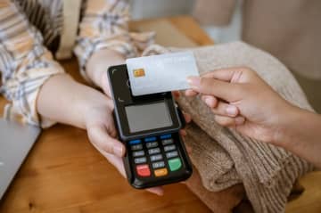 キャッシュレス派のほうが貯金額が高いって本当？「現金払い派」と「キャッシュレス派」の家計、年間いくらの差が出ているか調査