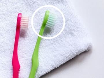 製作時間10秒！歯ブラシを半分にカットしてみて。年末掃除にぴったりな“お役立ち棒”が生まれた♡