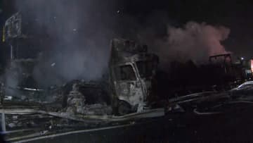 関越道で50台以上絡む事故　「ハンドル操作ができない状態で…」スリップか　1人が死亡26人けが