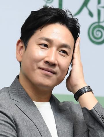 名優イ・ソンギュンさんがこの世を去って2年…『私のおじさん』『パラサイト』など代表作多数