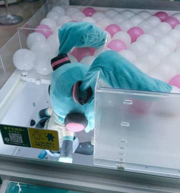 「そんなに嫌ですか？」 クレーンゲーム中の“拒絶ミクさん”に爆笑　絶妙な体勢で出口を拒む姿が話題に