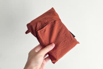 おしゃれダイソーで330円「折りたためる携帯スリッパ」が優秀　旅行も防災も全部コレ