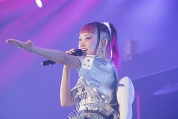 水曜日のカンパネラ、遊び心と一体感が炸裂したZeppツアー開幕！