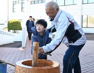 餅つきや正月飾り作り体験　美浦で子ども食堂　茨城