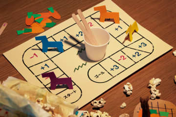 お正月に家族で遊ぶ♪ 2026年の干支「午（馬）」をモチーフにしたボードゲームを手作りしよう！【ボーネルンドのきせつとあそぼ！】