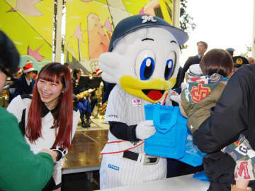 音楽、クイズで「年末年始安全に」　イオン幕張新都心で出動式　千葉ロッテ・マーくんも一日署長に