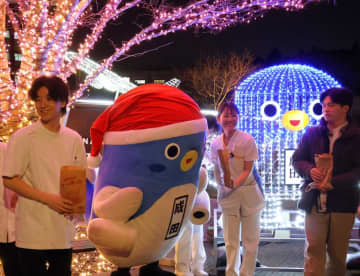 うなりくんや航空機のイルミネーション登場　医療福祉大成田病院に地元企業が設置