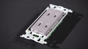 左の穴は0ボルト、右は100ボルト…コンセントの秘密を徹底解明　1秒間に8個を製造の国内トップシェア企業に潜入取材！