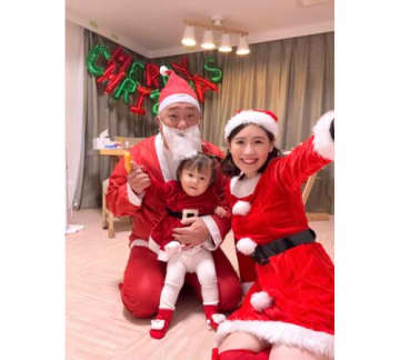 西野未姫、夫･山本圭壱＆愛娘と“サンタコス姿”披露