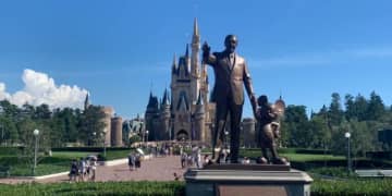 “転売ヤー”は「ディズニーグッズ」をどう仕入れている？　パス争奪戦、個数制限の突破…「密着取材」が明かす実態とは