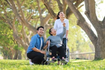 高齢の親が「介護施設に入る」タイミングはいつ？介護施設の探し方は？【医師がアドバイス】