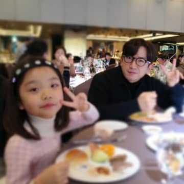 “超高速”パパになった「SHINHWA」イ・ミヌ、幸せなクリスマスを過ごす…義理の娘とデート