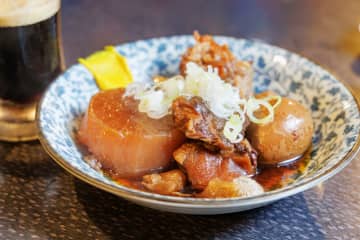 料理研究家ゆかり『絶品鮭大根』レシピを公開 旨味が染み渡る！皮まで美味しいご飯泥棒な簡単ヘルシー煮物が話題に「鮭を煮るという概念がありませんでしたが、簡単でおいしそうなので作ってみたいです」 「鮭買ったら焼き魚しか作ってなくて、飽きてきたけど、これだったら野菜も取れていいですね！」