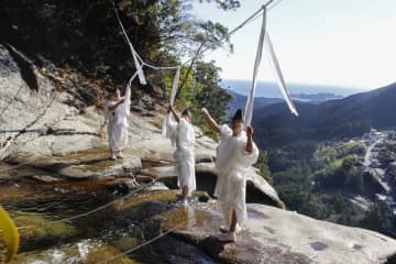 大しめ縄張り替え迎春準備　和歌山、世界遺産「那智の滝」