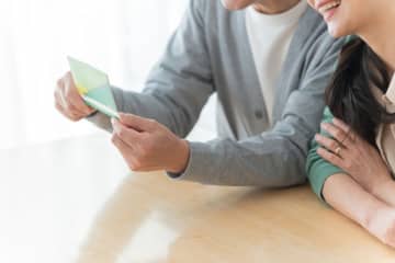 65歳で年金受給を開始しましたが、貯金が300万円あります。「年金生活者支援給付金」は対象外になるのでしょうか？