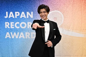 『レコ大』優秀作品賞 新浜レオン、会場の皆さんとWAKIWAKIダンス‥